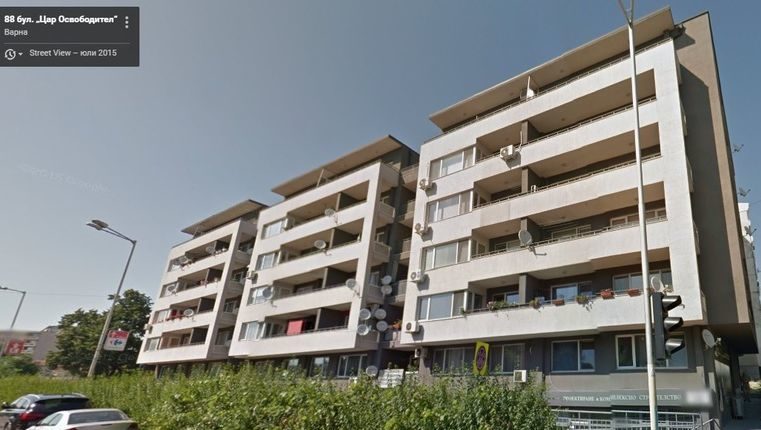 Блокът на бул. "Цар Освободител" №88 във Варна, на чийто шести етаж се намират три от атериетат, предложени за продажба като "нежилищни" имоти.