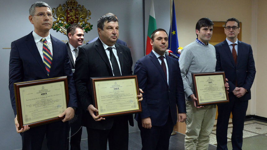 Днес сертификати получиха "Амилум България" ЕАД, "Кастамону България" АД и "Витте Аутомотив България" ЕООД за инвестиция клас А по Закона за насърчаване на инвестициите. Общият размер на инвестициите на сертифицираните фирми е 269.5 млн. лв., като се предвижда откриването на 362 нови работни места
