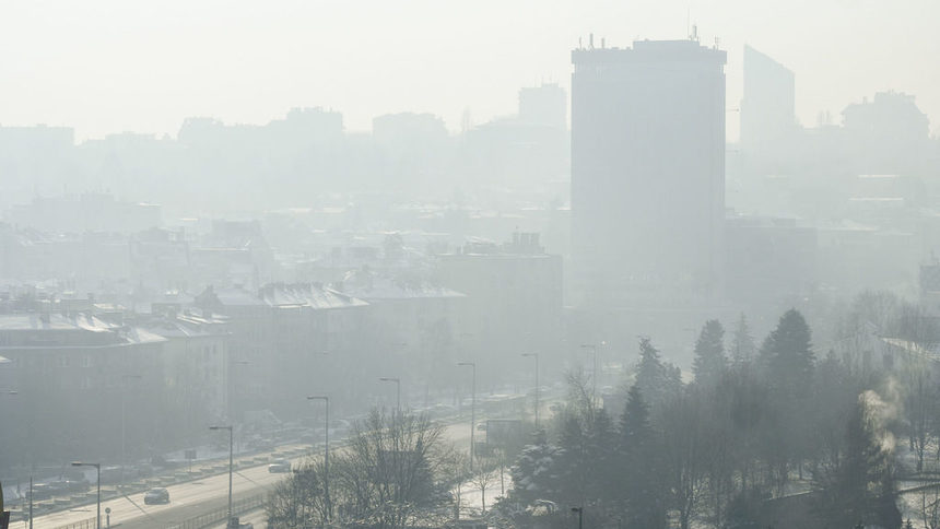 Въздухът в София отново е опасно мръсен, общината пуска "зелен билет"