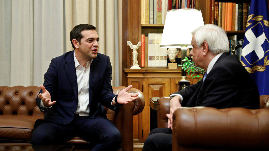 В петък премиерът информира президента Прокопис Павлопулос за хода на преговорите с Македония.
