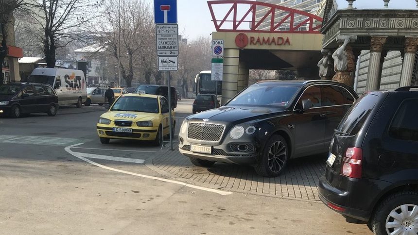 В неделен ден при безплатно паркиране (много важен фактор за бедните хора със скъпите коли), при изобилие на свободни паркоместа... които обаче не са точно пред казиното. Нарушението е на две крачки от 2-ро РПУ, София.<br /><br />Сигналът е изпратен до "Гражданите". Ще следя дали този нарушител ще бъде глобен, или ще се окаже "наш човек".