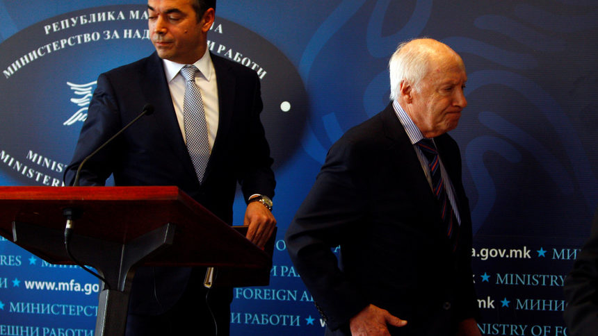 Македонският външен министър Никола Димитров и специалният представител на ООН за името на Македония Матю Нимиц след пресконференция в Скопие