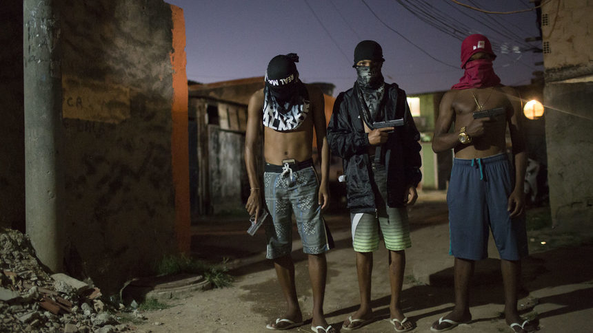 Престрелки във фавелите и бунтове в затворите - насилие заля Бразилия