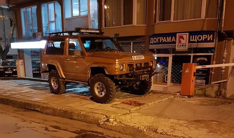 В града не сме на офроуд!<br />
<br />
<em>Тази публикация е част от съвместен проект </em><em>между "Дневник" и <a href="http://grajdanite.bg/" target="_blank">приложението "Гражданите"</a> за намаляване на нарушенията по пътищата.</em>