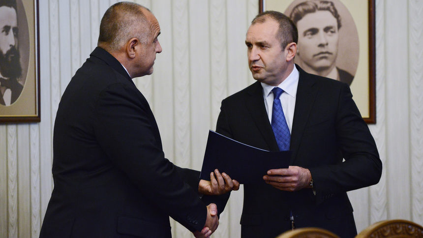 Бойко Борисов и Румен Радев - снимката е от връчването на мандат на ГЕРБ за съставяне на правителство