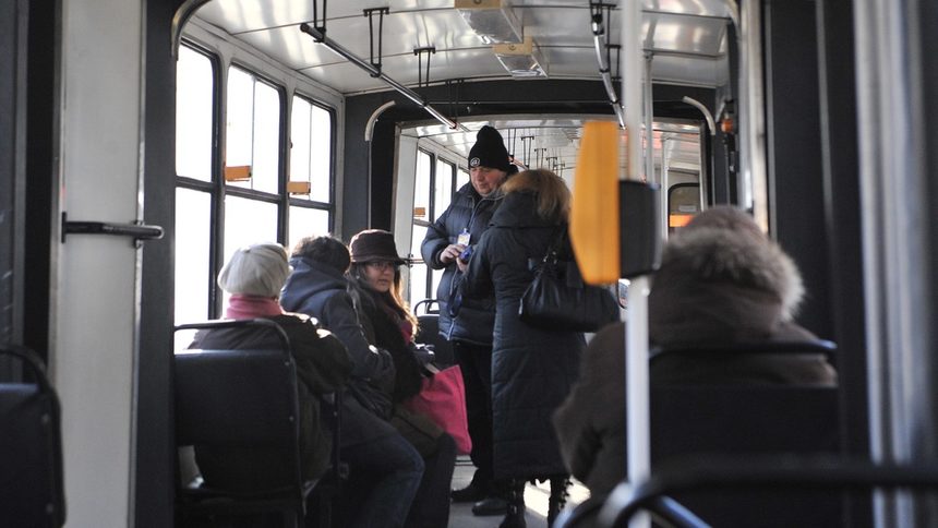 Общината обмисля премахване на таксата за багаж в градския транспорт в София