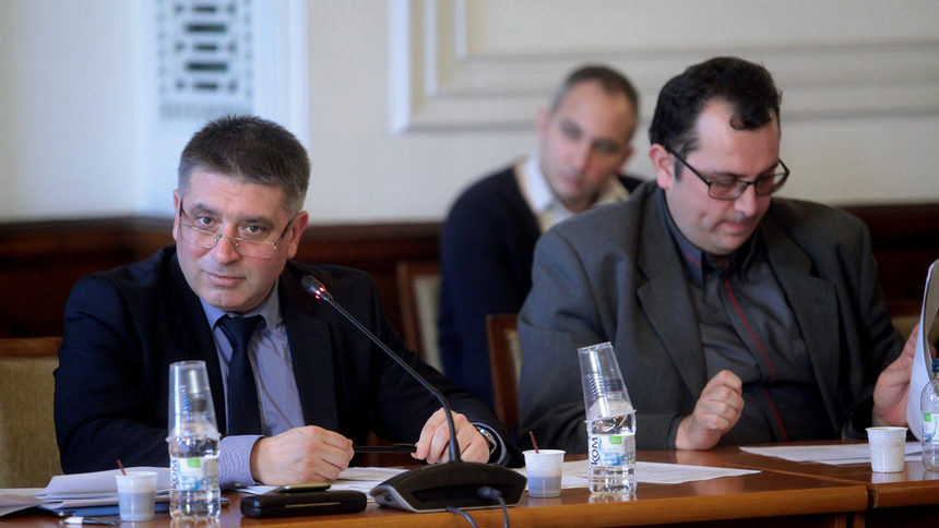 Вносителите на законопроекта - председателят на правната комисия Данаил Кирилов (ГЕРБ) и Християн Митев (Обединени патриоти)