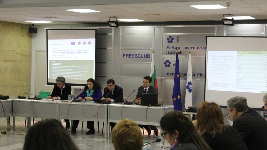 Европейският депутат Момчил Неков (вдясно) съобщи, че се очаква българското розово масло да бъде включено в сделката с Китай за защита от имитации на европейски и китайски продукти.