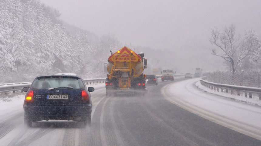 Пътната агенция съветва да се пътува в краен случай, въпреки че над 1800 машини почистват снега