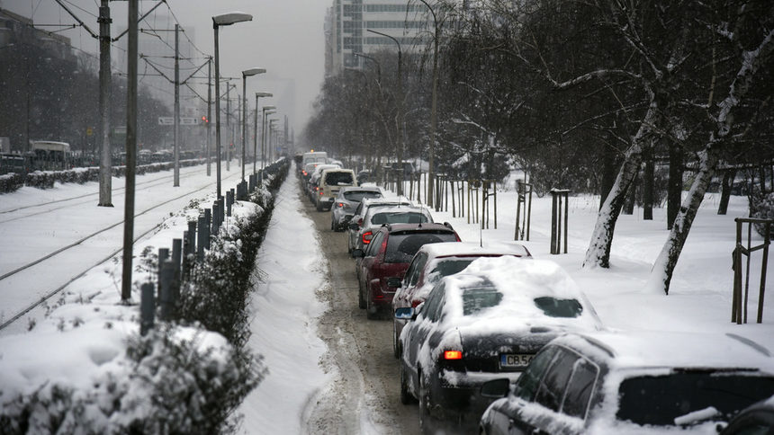 Снегът създаде затруднения в страната, очаква се усложняване на обстановката