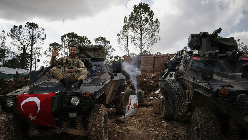Турски войник позира за снимки край стратегическия хълм Бурсая в района на Африн.