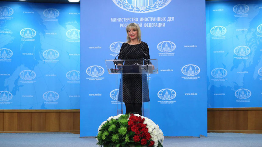 Снимка на деня: Захарова получи цветя като извинение, че "българската дипломация не се справя"