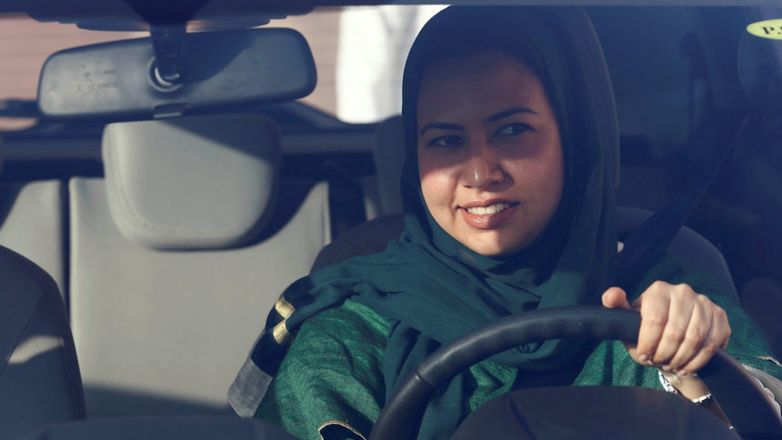 Пътни знаци, насочени към двата пола, се появиха в Саудитска Арабия