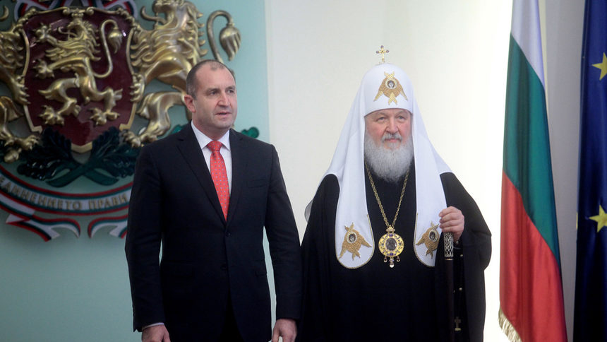 Руският патриарх Кирил посети България на националния празник 3 март по повод 140-та годишнина от края на Руско-турската освободителна война и се обиди, че в словото си на Шипка президентът Румен Радев освен благодарност към Русия спомена и саможертвата на воини от други националности- финландци, поляци, румънци, черногорци и пр.