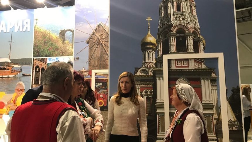 Ангелкова на българския щанд на изложението в Москва.