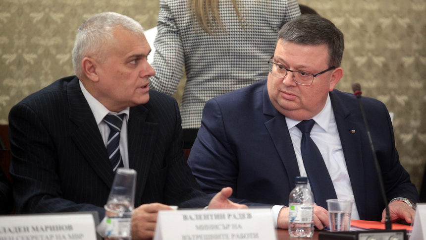 Ако се смята, че абдикираме от задължения, да се назначат още полицаи, предложи вътрешният министър