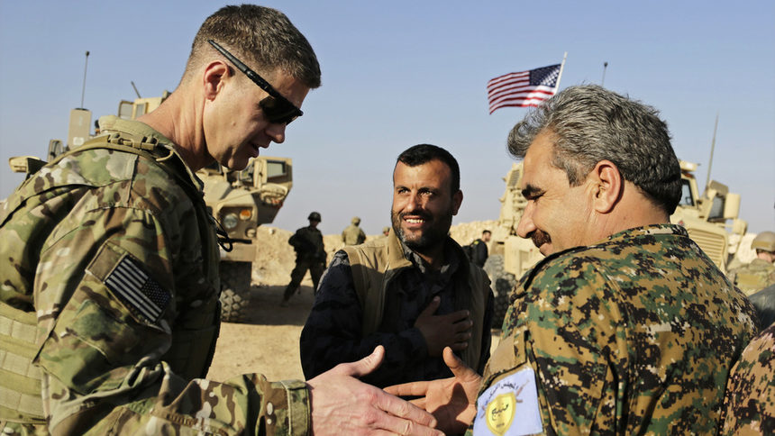 Американският генерал Джейми Джарард благодари на командира от Военния съвет на Манбидж Мухамед Абу Адел по време на визита на военен пункт близо до града.