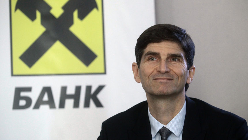БНБ държи стабилно контрола над банките, обяви Оливър Рьогл, председател на управителния съвет на "Райфайзенбанк България"