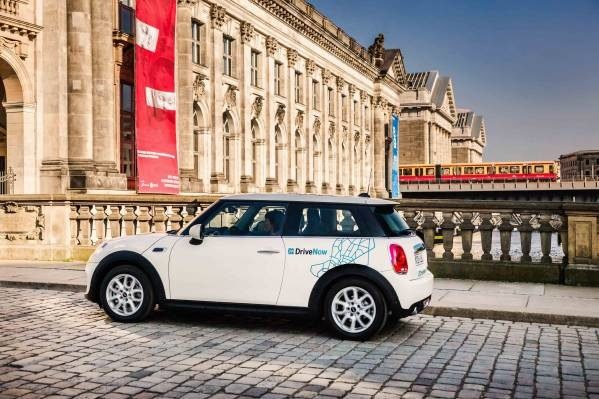 Един от автомобилите от компанията за споделени пътувания DriveNow