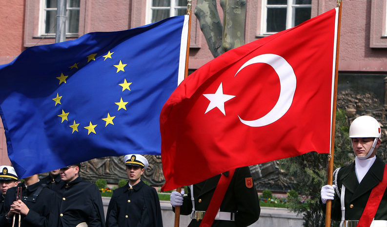 В критичен доклад Брюксел настоя Турция веднага да отмени извънредното положение