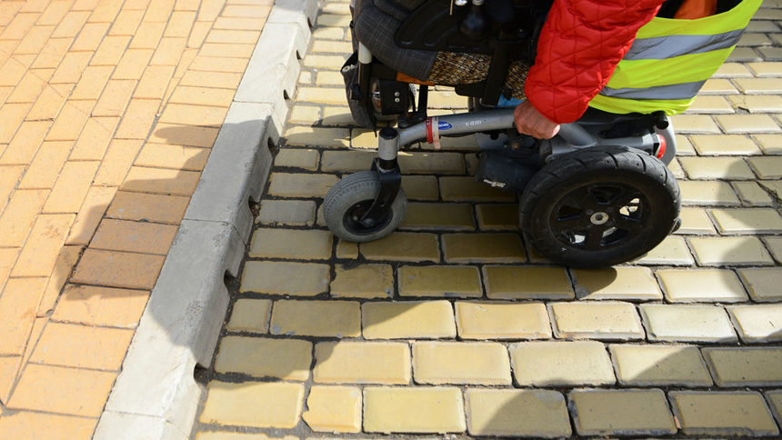 Държавата ще помага финансово за купуването на детските инвалидни колички