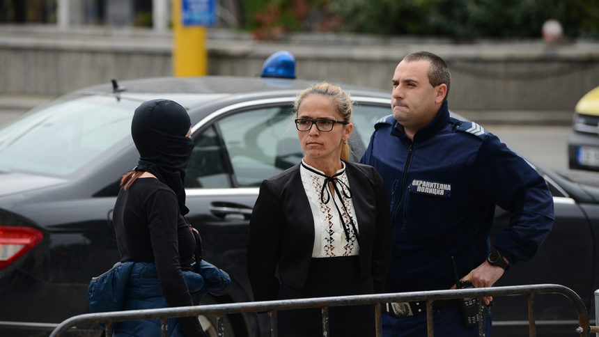 От около 13 ч. до 19 ч. във вторник Иванчева прекара на платното в белезници, а от 19 до към 23 ч. са извършвани с нея процесуално-следствени действия, но не в прокуратурата или следствието, където им е мястото, а в Министерството на младежта и спорта, което е институция на изпълнителната власт.