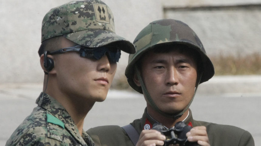 Войникът вляво е от армията на Южна Корея , а този вдясно - от Северна.