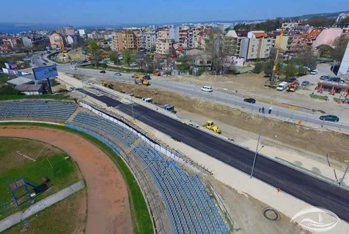 Докато чакаше ремонта, обещан от премиера Борисов, стадион "Спартак" във Варна се оказа без част от трибените си, тъй като през тях мина новостроящ се булевард.