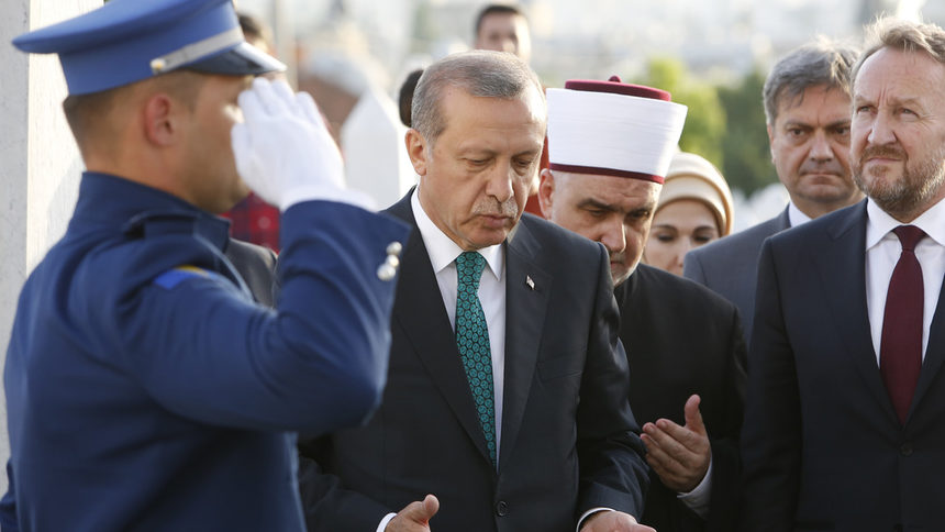 Турският президент Реджеп Тайип Ердоган и бошняшкият член на президенството на Босна и Херцеговина Бакир Изетбегович в Сараево през 2015 г.