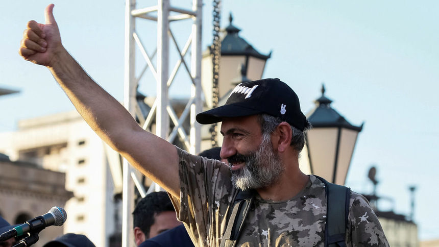 Кой е Никол Пашинян - бившият журналист, решен да стане премиер на Армения