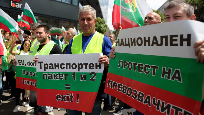 Протестно шествие на стотици шофьори блокира центъра на София