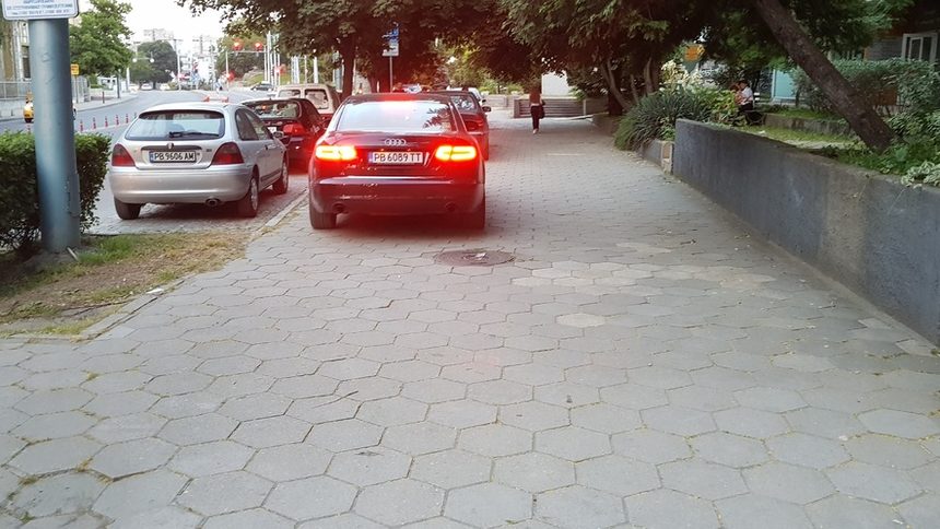 Шофьор на "Ауди" се качи на тротоара и опита да мине през мен и двете ми малки деца. Инцидентът се случи на 2 юни, в 20.36 ч., на ъгъла на бул. "6-и септември" и ул. "Фредерик Ж. Кюри", диагонално срещу Съдебната палата в Пловдив.
