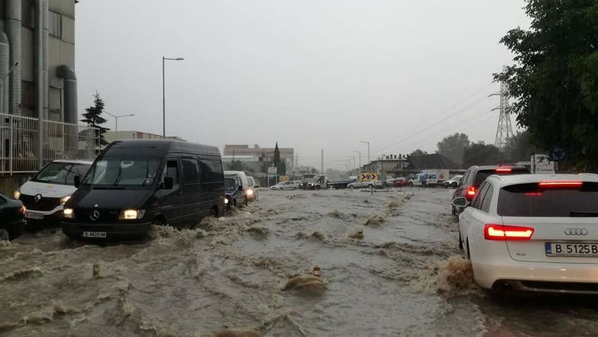 Улица във Варна по време на проливния дъж от вторник.Снимката е публикувана с публичен достъп във Фейсбуг групата "Варна"