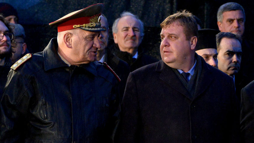 Военният министър Красимир Каракачанов с началника на отбраната Андрей Боцев