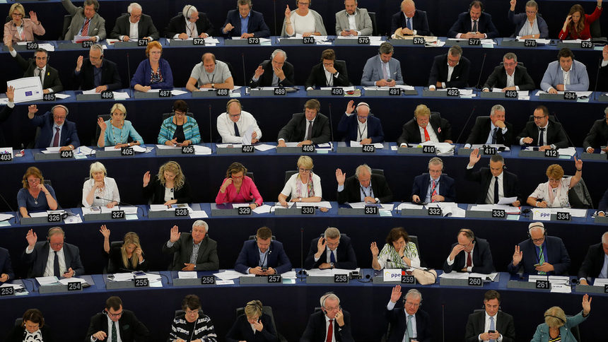 Случаят с превозващия мигранти кораб разпали дебат в европарламента