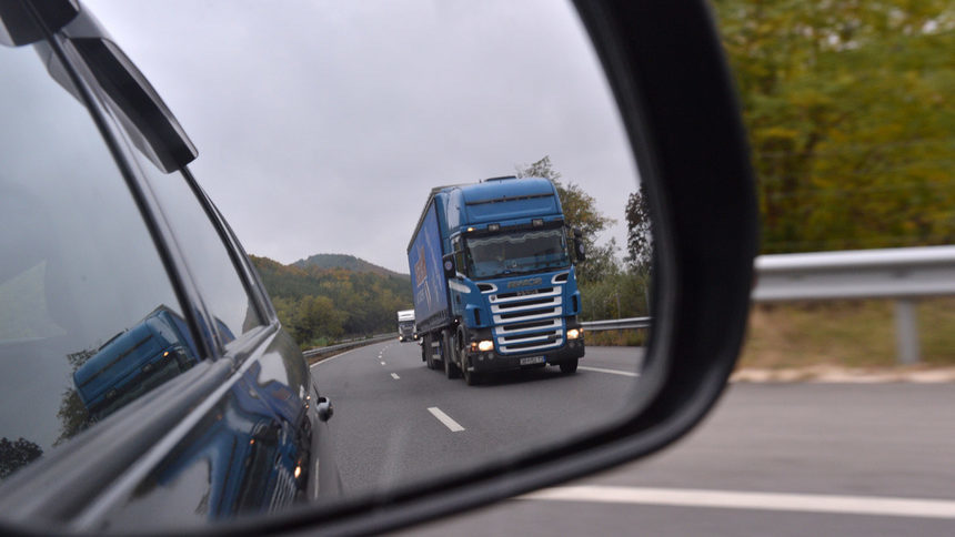 Франция спечели битка в европарламента по пакета за превозвачите