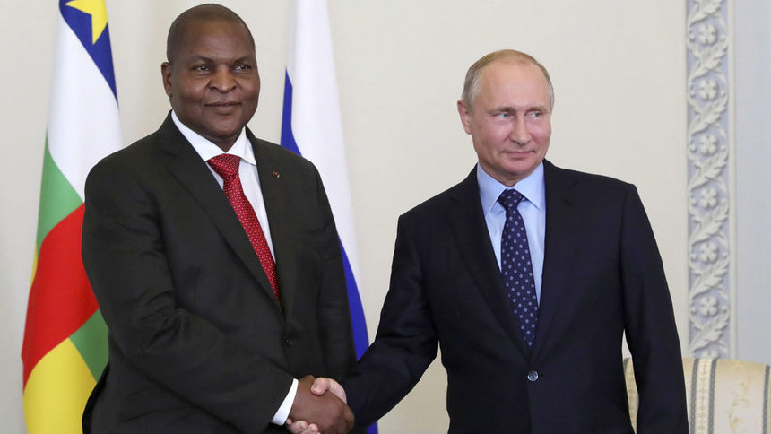 Президентът на Централноафриканската република Фостан-Арканж Туадера с руския си колета Владимир Путин, 2018 г.