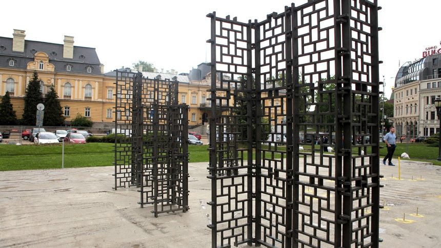 В момента на мястото на бившия мавзолей е издигната "Бронзовата къща" на скултора Пламен Деянофф.