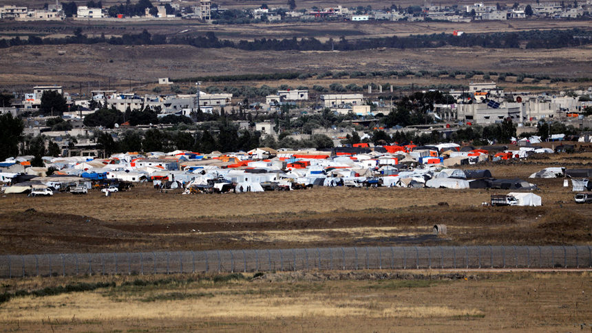 Гледка от Голанските възвишения към лагери в Сирия по границата с Израел.