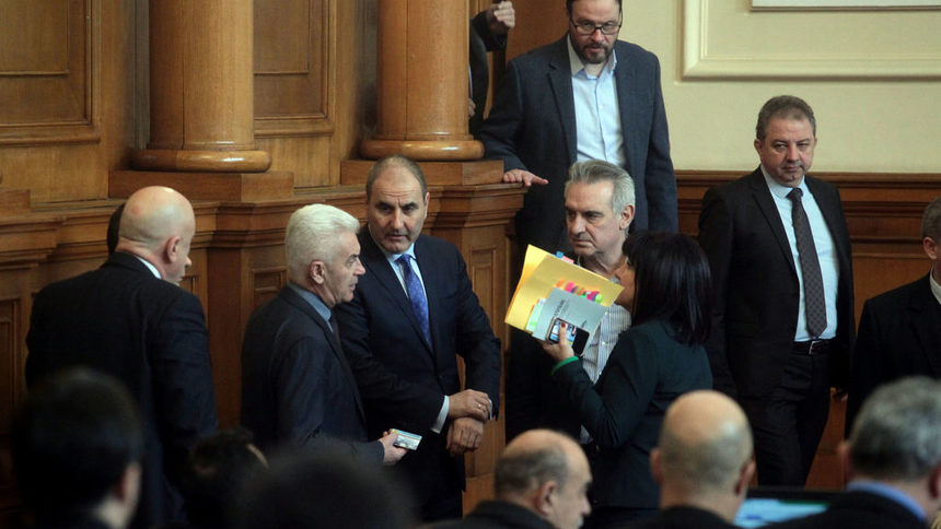 Волен Сидеров, Цветан Цветанов и Валентин Касабов в пленарната зала