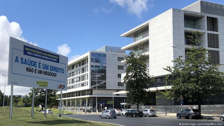 В китайски ръце - частната клиника <em>Hospital da Luz (</em>надписът на плаката гласи "Здравето е право, а не бизнес")
