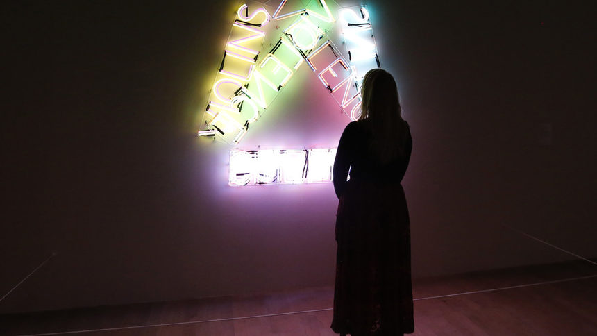 Кадър от изложбата на съвременния артист Брус Науман в галерията за модерно изкуство "Тейт модърн"