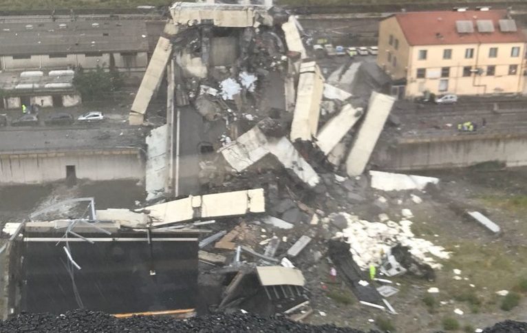 Поне 30 души са загинали при срутване на мост в Италия (обновена, видео)