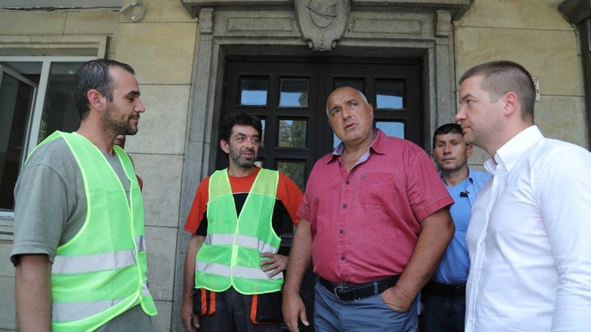 Премиерът Бойко Борисов говори пред журналисти по време на посещението си в Стара Загора, където видя как се изпълняват различни ремонти