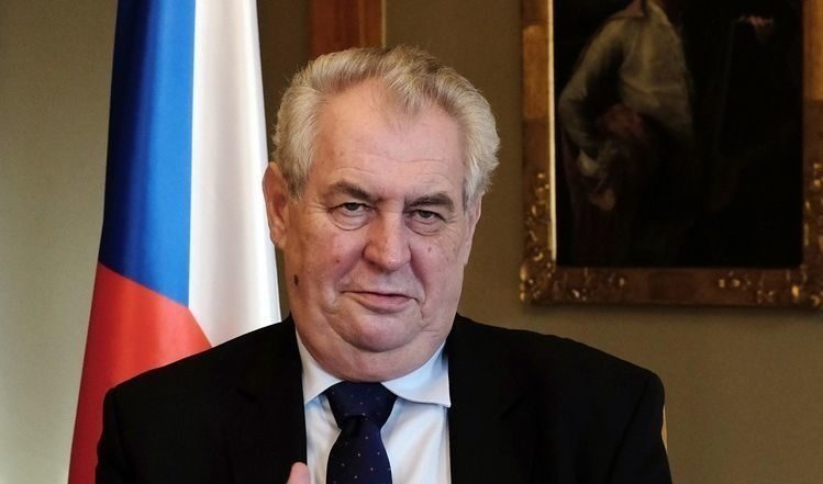 Чешкият президент си навлече критики, защото пропусна събитията за отбелязване на Пражката пролет