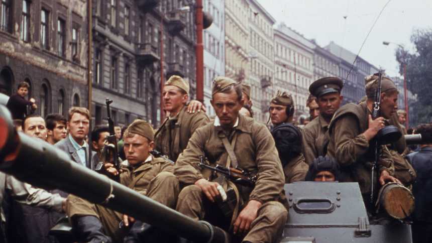 Чехия призна нахлуването на войски от Варшавския договор през 1968 г. за окупация
