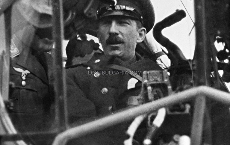 Цар Борис разглежда германски бомбардировач, вероятно пролетта на 1941 г.
