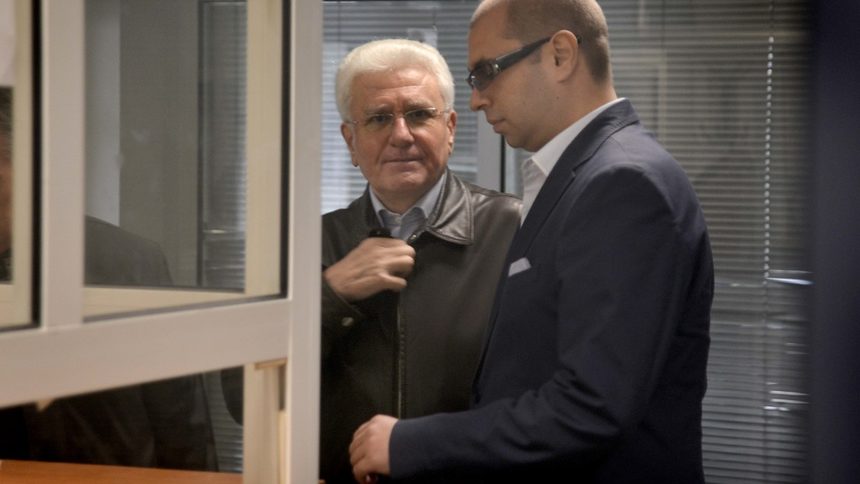 Христо Бисеров и доведения му син Ивайло Главинков в сградата на следствието през ноември 2013 г.
