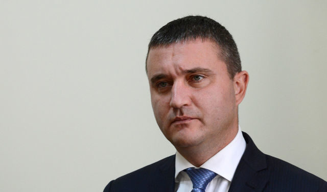 Горанов коментира темата след среща във ведомството по темата за борбата с нелегалното производство на акцизни стоки.