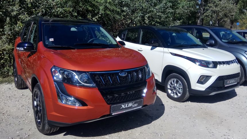 Махиндра XUV500(вляво) и KUV100